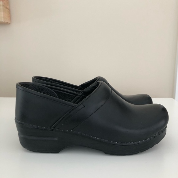 Dansko Shoes - Dansko Professional Clog (black). Women’s EU size 38